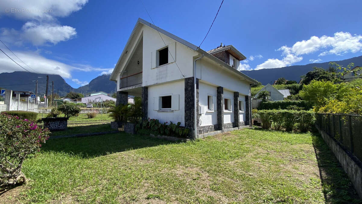 Un environnement agréable avec une superbe vue dégagée sur les reliefs de Salazie - Maison à SALAZIE