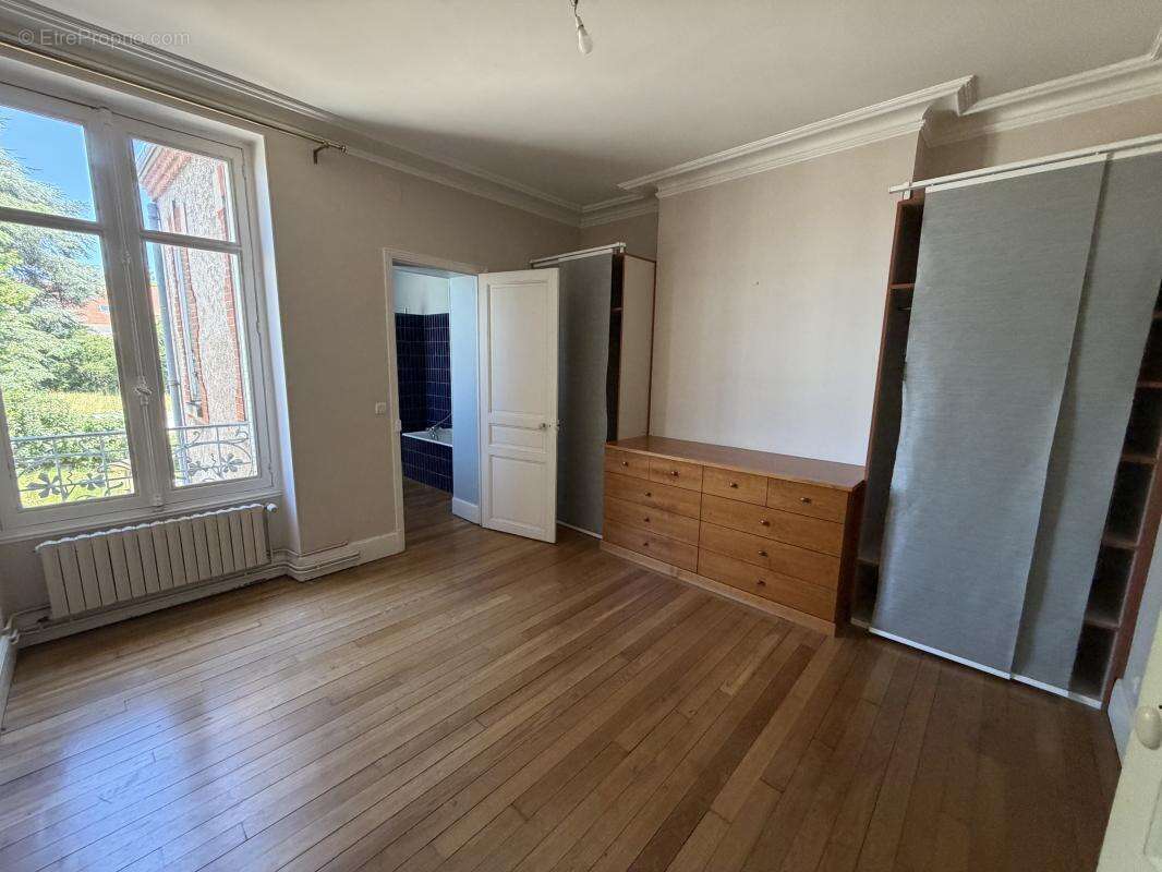 Maison de caractère en bon etat de 497 m² dont piscine et local commercial de 117 m² - photo 9