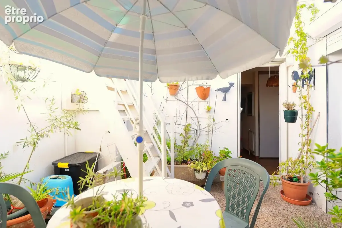 ANTIGONE - T 5 en dernier étage avec terrasse exceptionnelle de 50 m² et patio cosy - Un bien rare en volumes sublimé par deux e - photo 5