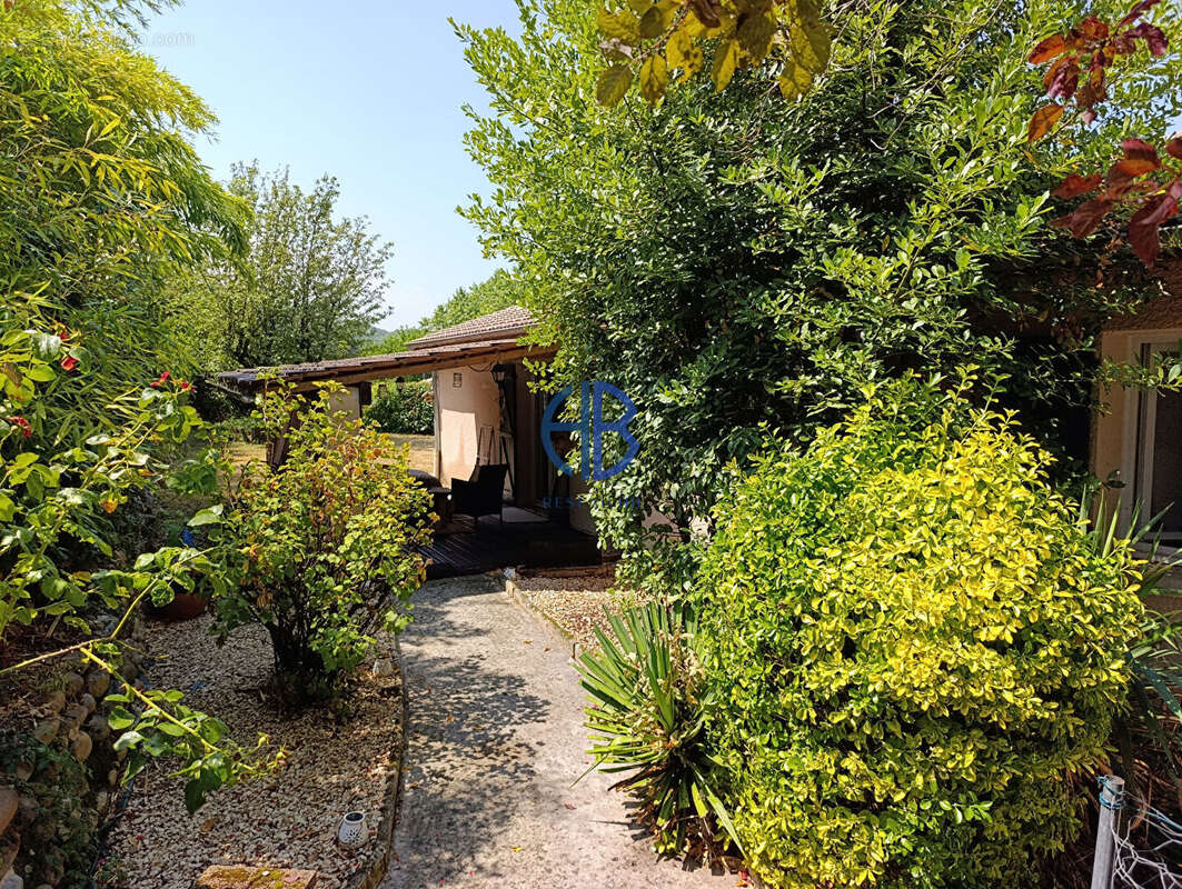 À Villa avec piscine et vue panoramique à Beausemblant - photo 2