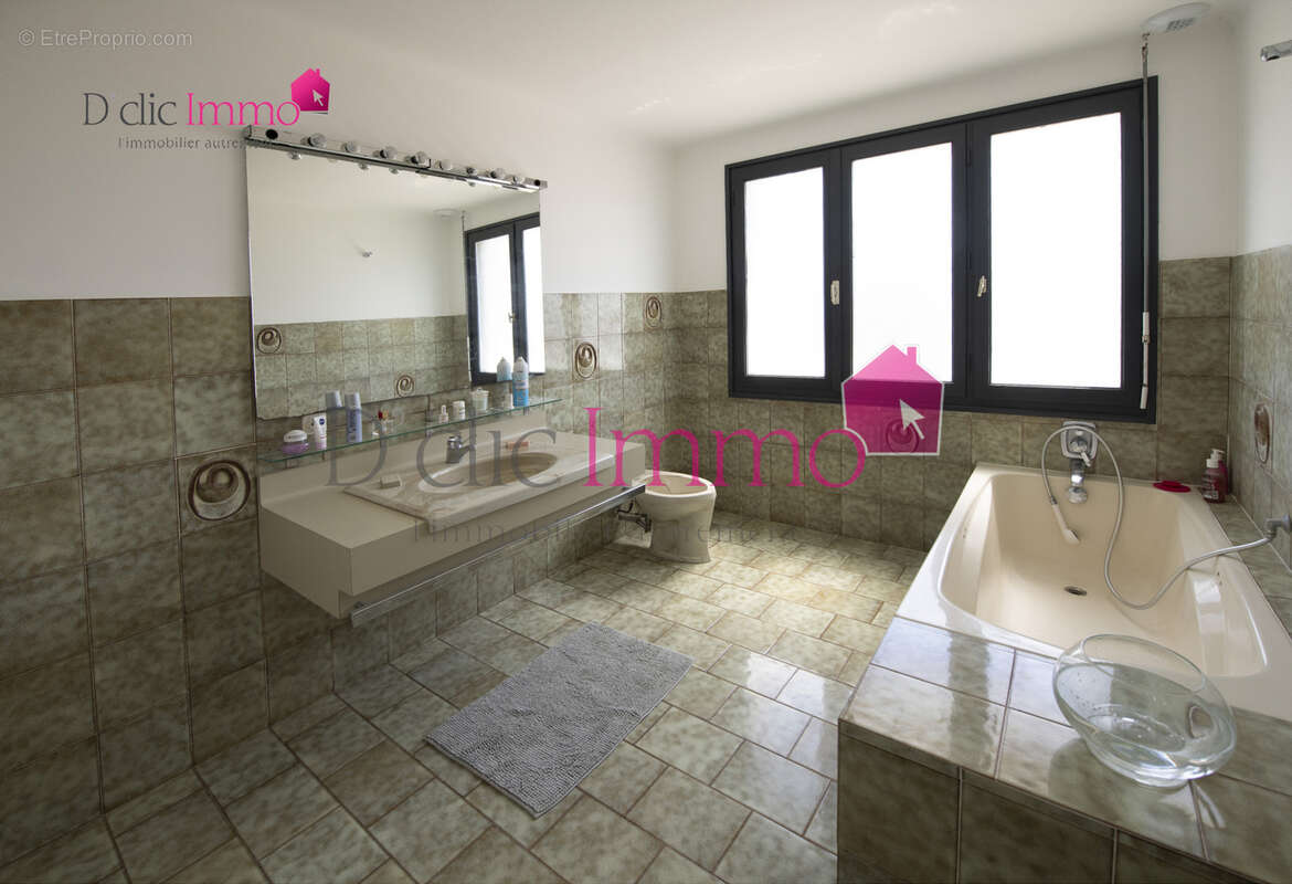 SOULLANS -Maison familiale de 160m2 habitable - 6 chambres - terrain de 1584m2 - centre ville - photo 10
