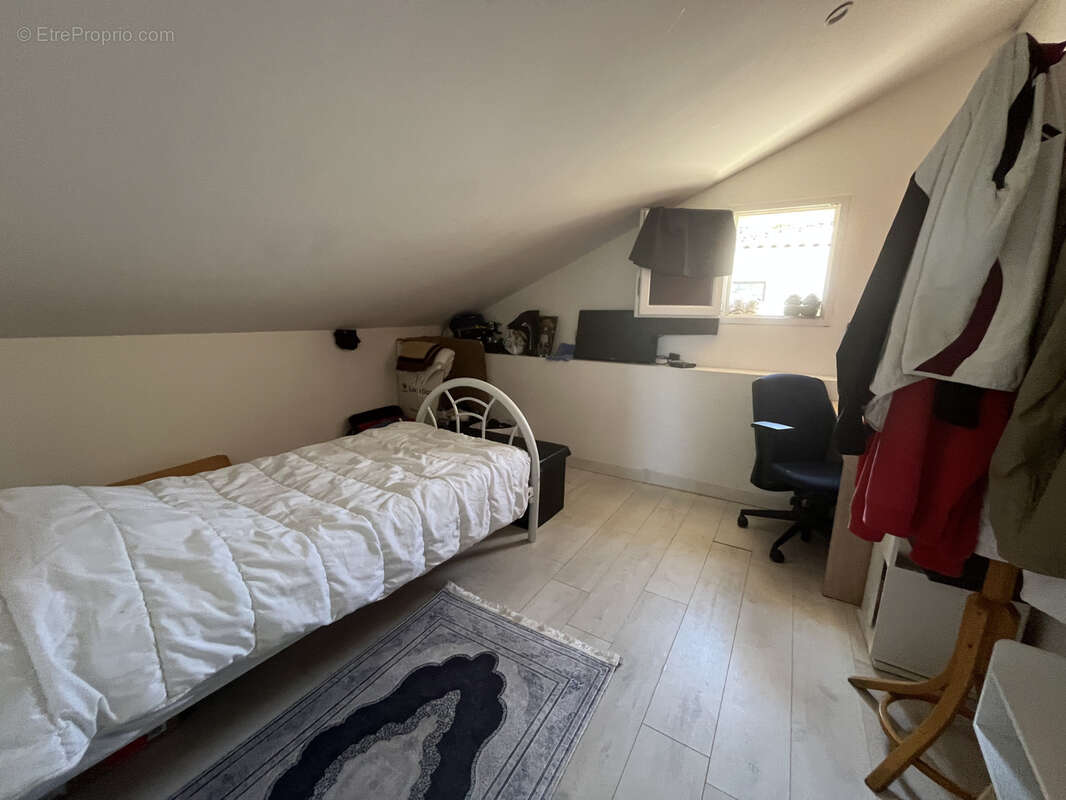 Toulon Ouest, maison 125M2, 4 chambres, parcelle 556M2, 3 parkings, dépendances. - photo 8