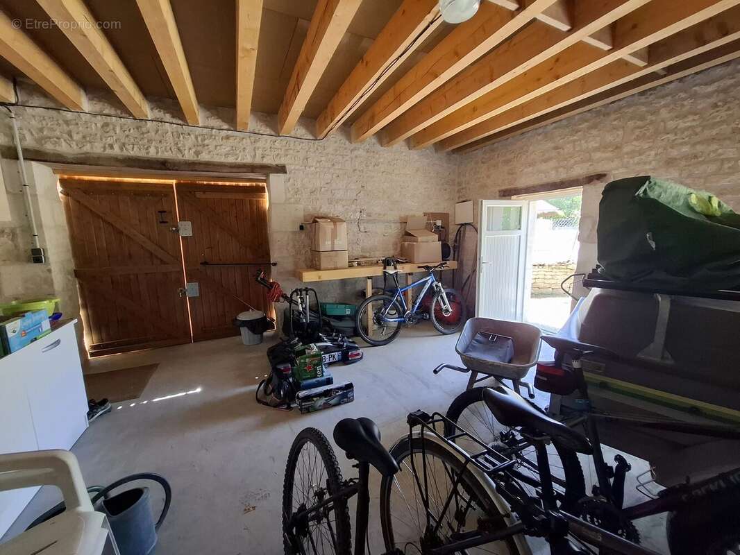 Maison familiale impeccable de 4 à 5 chambres, idéalement située à quelques minutes à pied de toutes les commodités. - photo 16