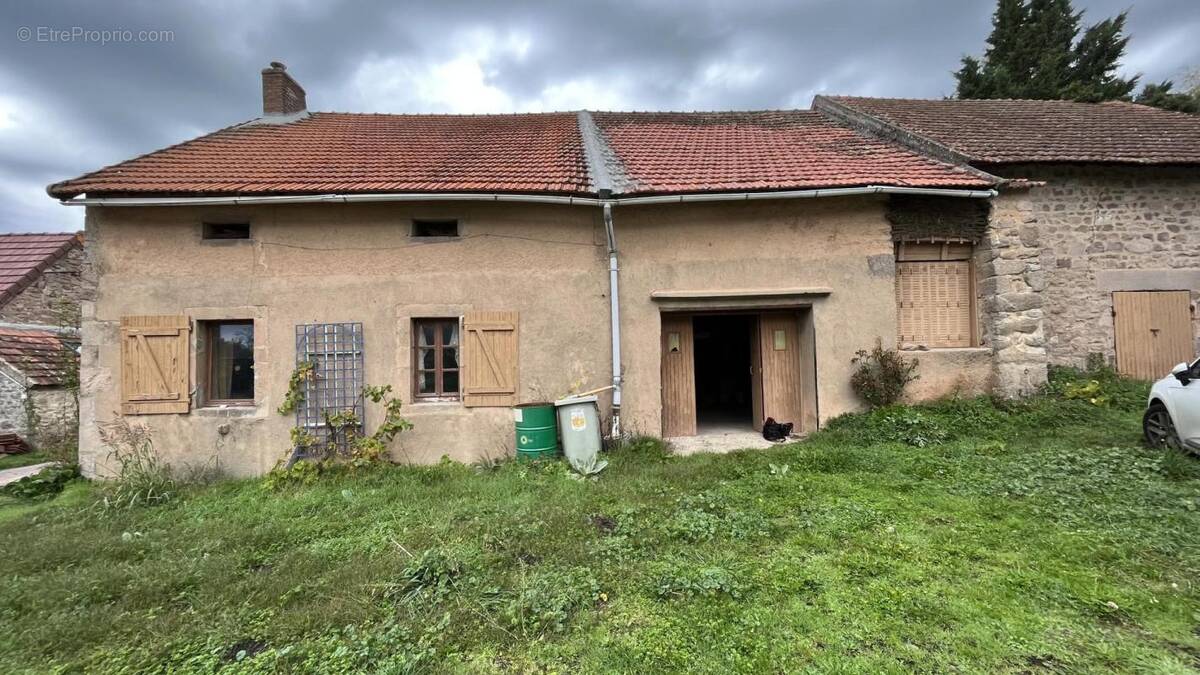 Corps de bâtiment à rénover dans un petit hameau - photo 1