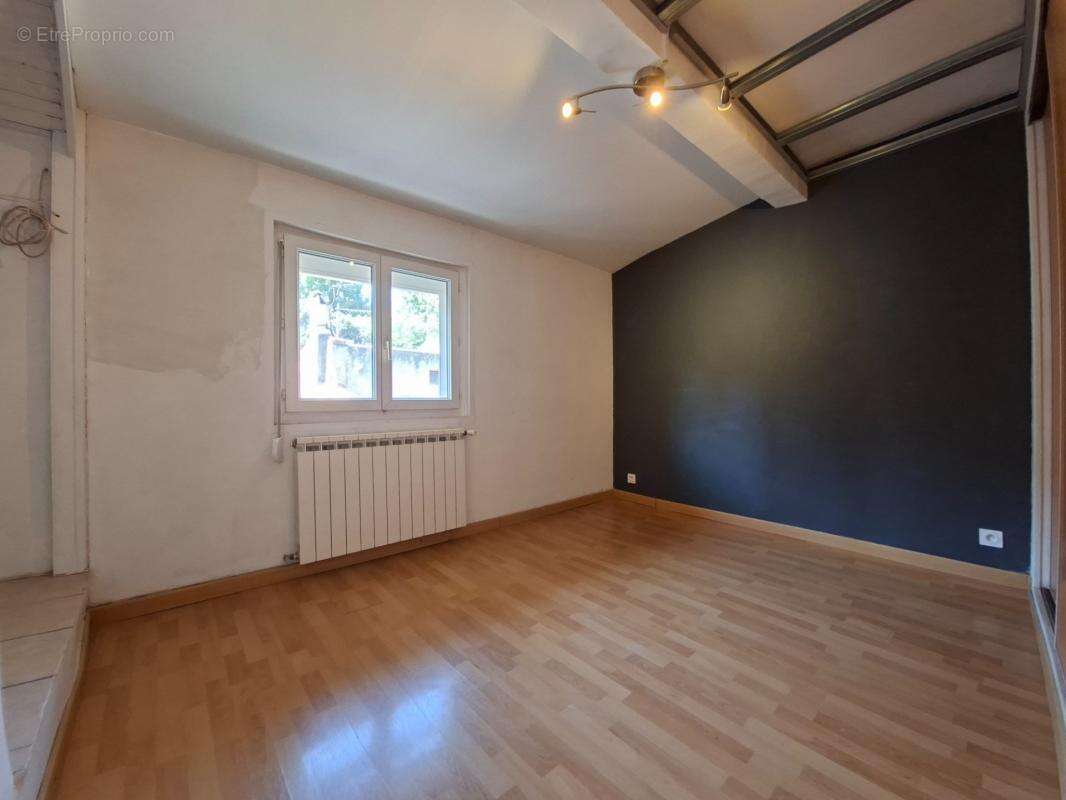  DUPLEX 70 m² – Seulement 110 000 € – Une opportunité rare à Marseille 11e (Saint-Marcel) - photo 8