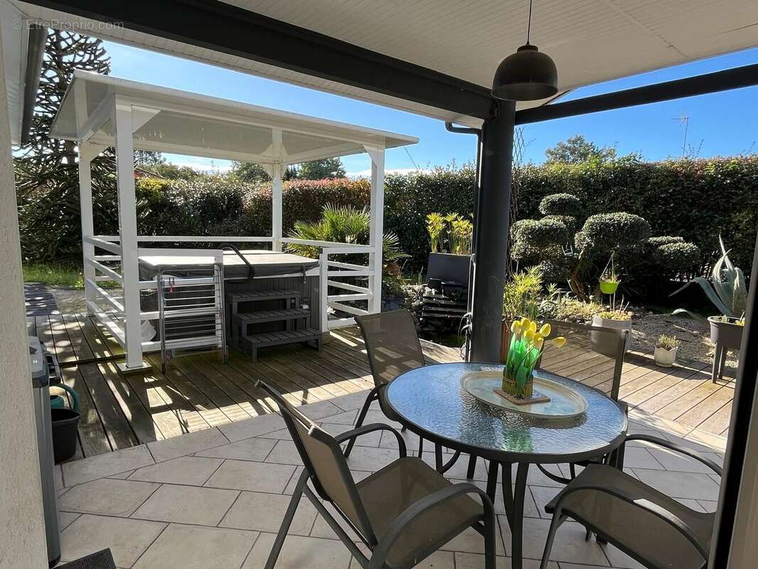 Maison à PARENTIS-EN-BORN