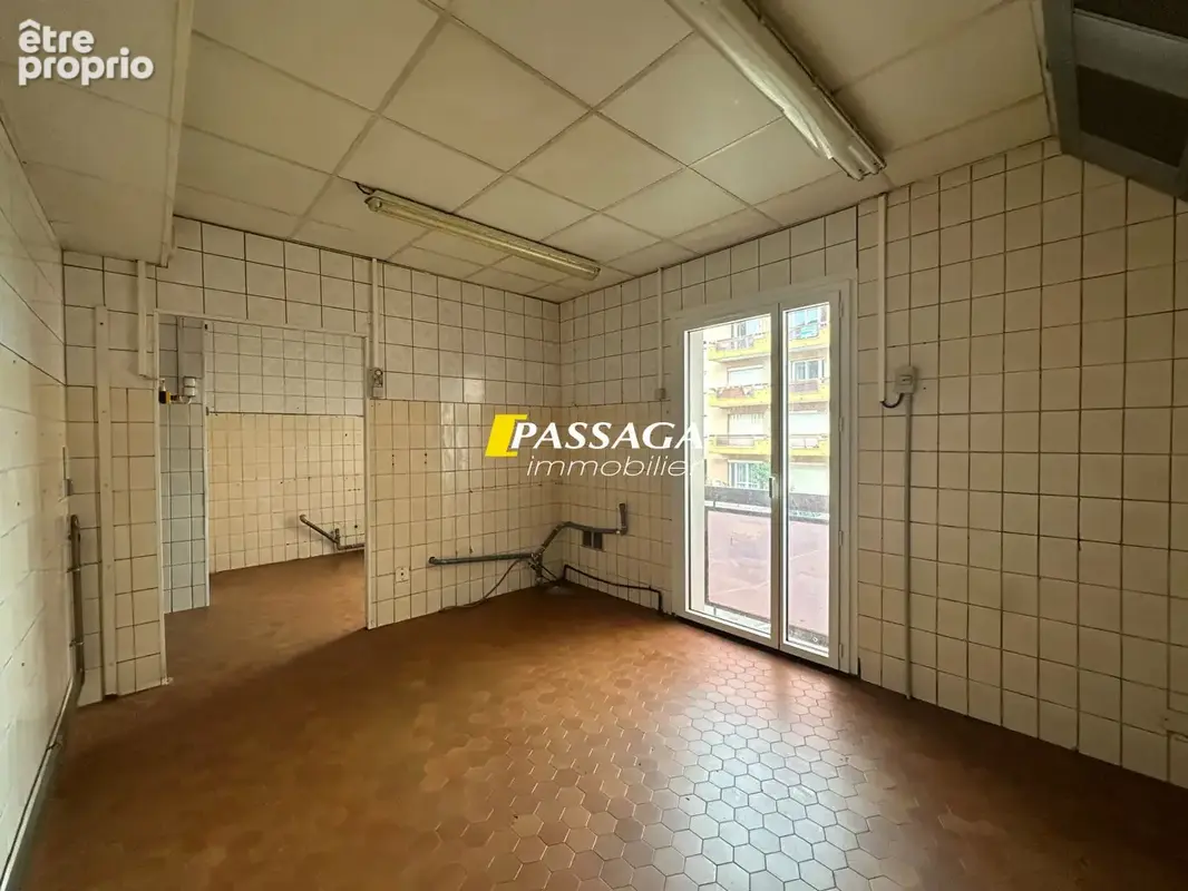 A VENDRE - Local commercial 112 m² avec parkings et caves - RODEZ - photo 6