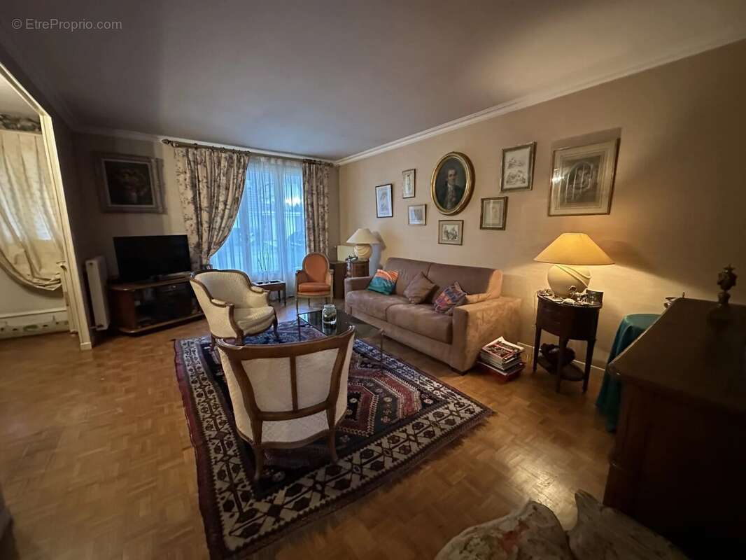 Maison à LE MESNIL-SAINT-DENIS