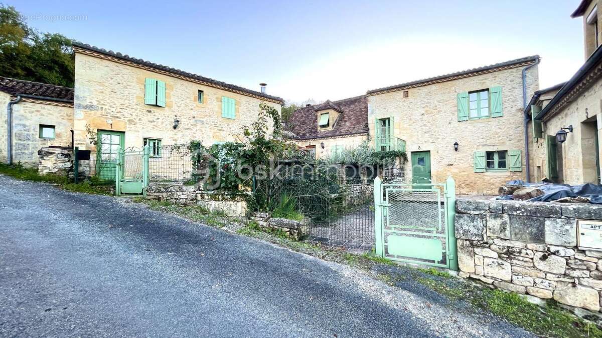 Ensemble de cinq maisons toutes louées - photo 3