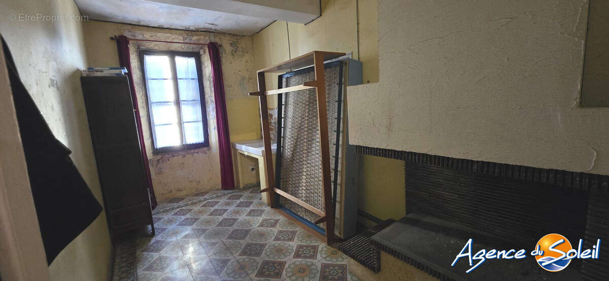Maison à OPOUL-PERILLOS