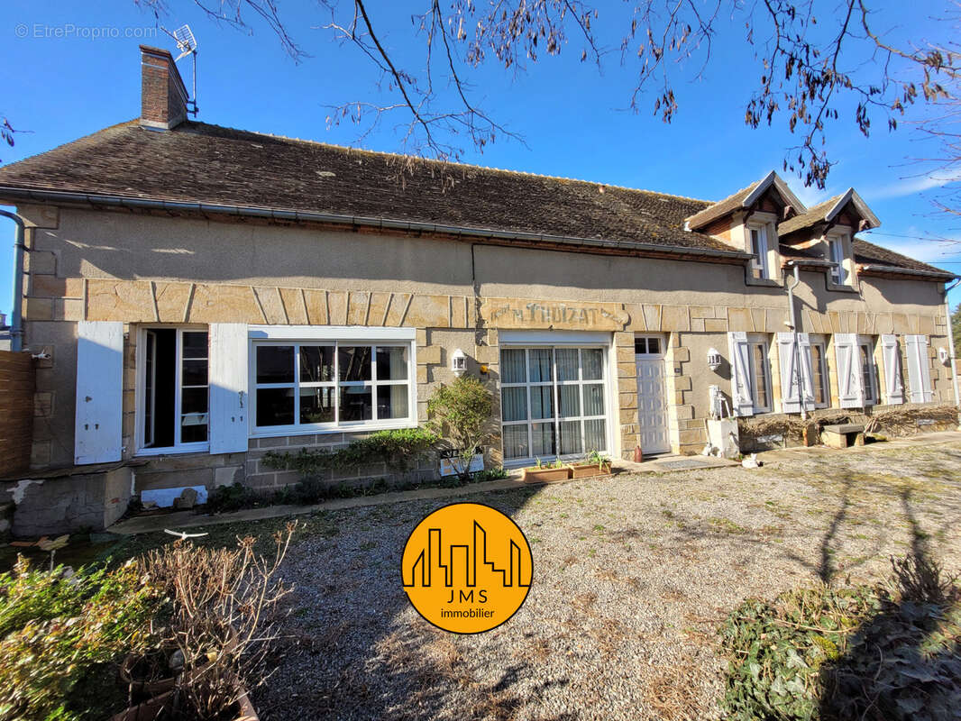 Maison à LE MONTET