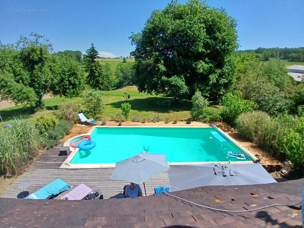Superbe grange aménagée attenante à une maison en pierre d'origine, avec piscine et vue imprenable. - photo 2