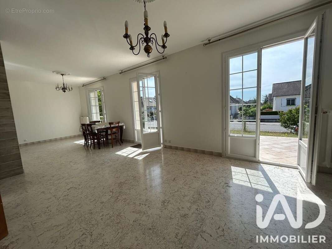 Maison 161 m² à La Chaussee-Saint-Victor  - photo 2
