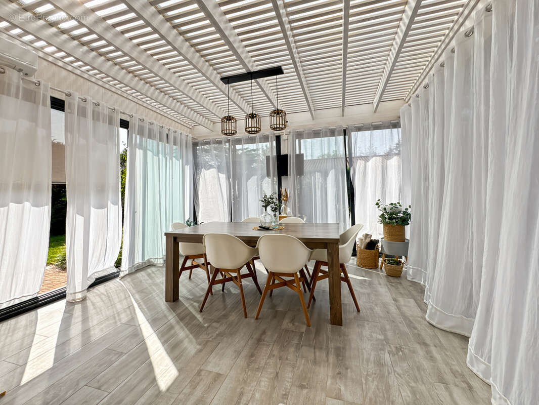 À vendre   Maison contemporaine avec piscine à Saint-Bernard 160m2 6 pièces sur grand  terrain plat. - photo 7