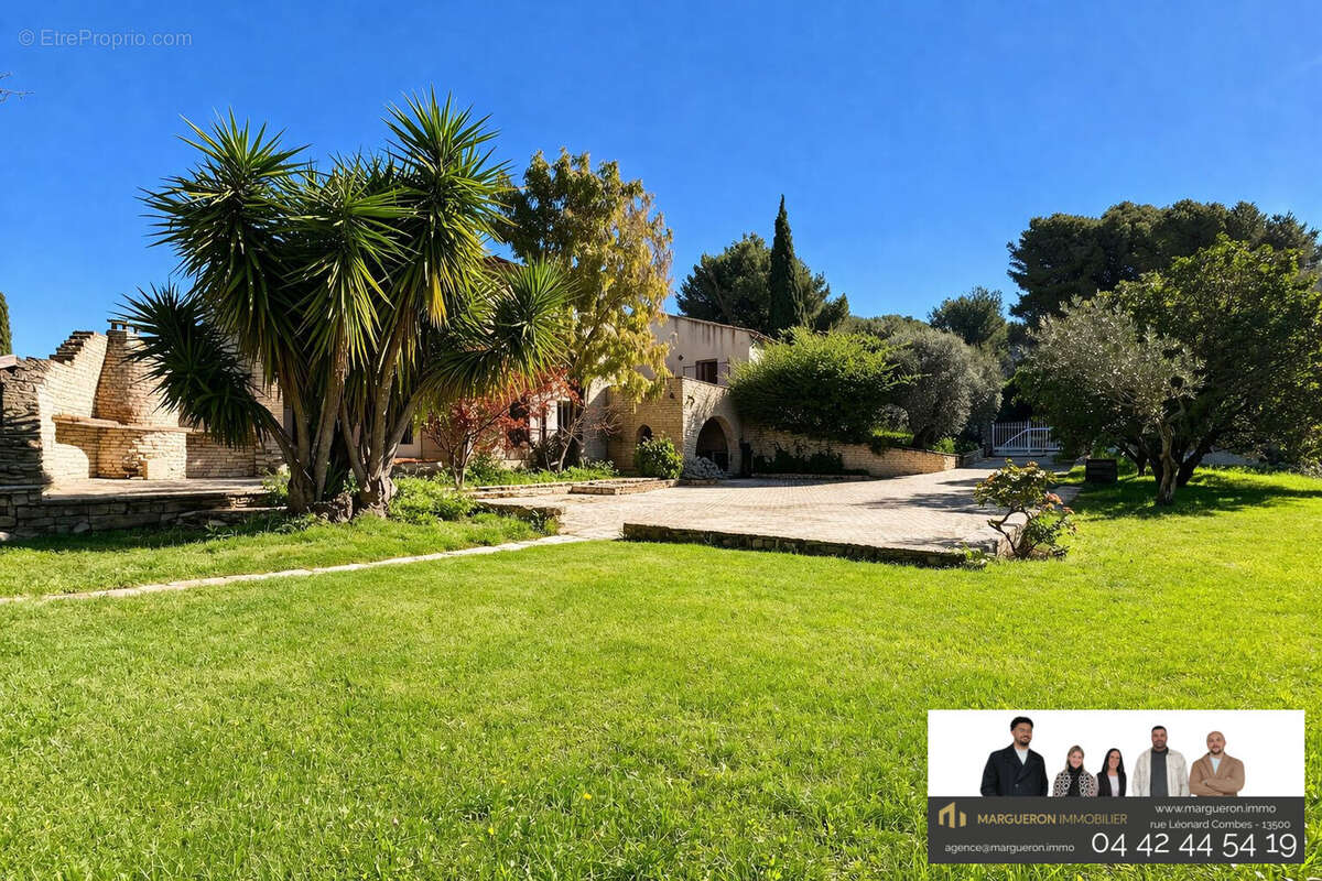 Maison à SAINT-MITRE-LES-REMPARTS