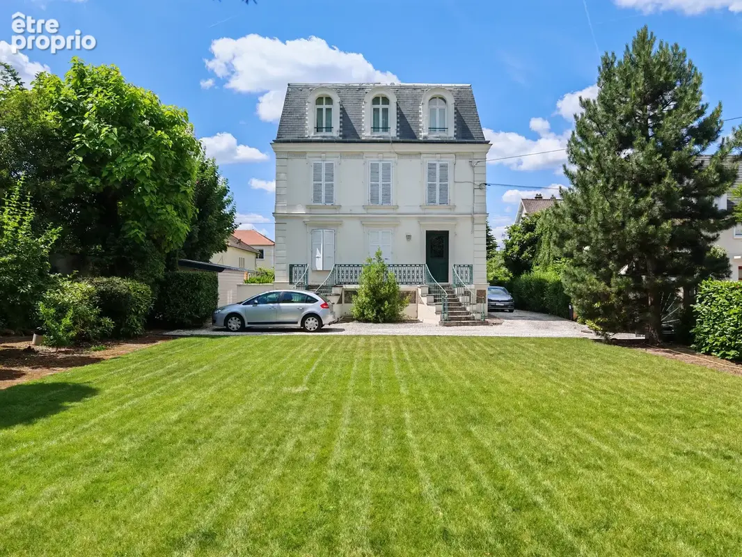 Appartement au dernier étage d'une maison bourgeoise avec dépendance et jardin. - photo 2