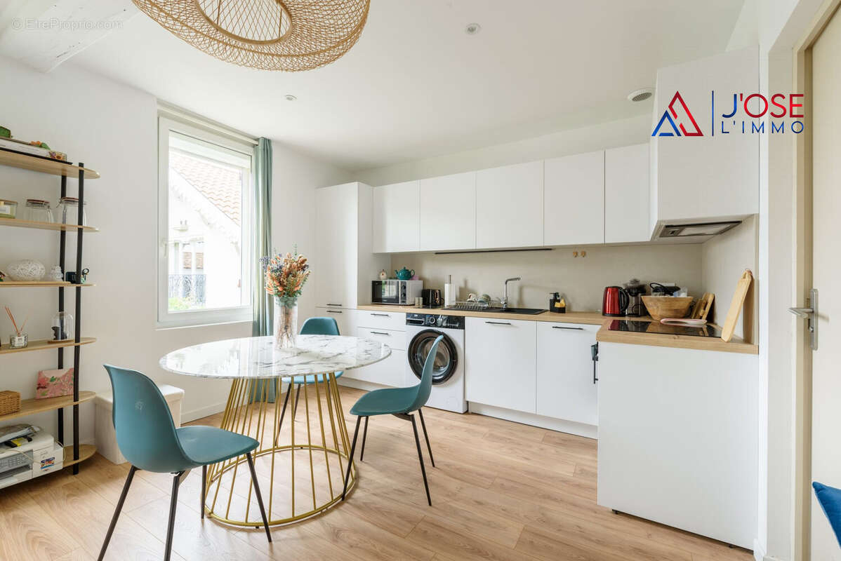Cuisine équipée moderne - Appartement à SAINT-DENIS-DE-PILE