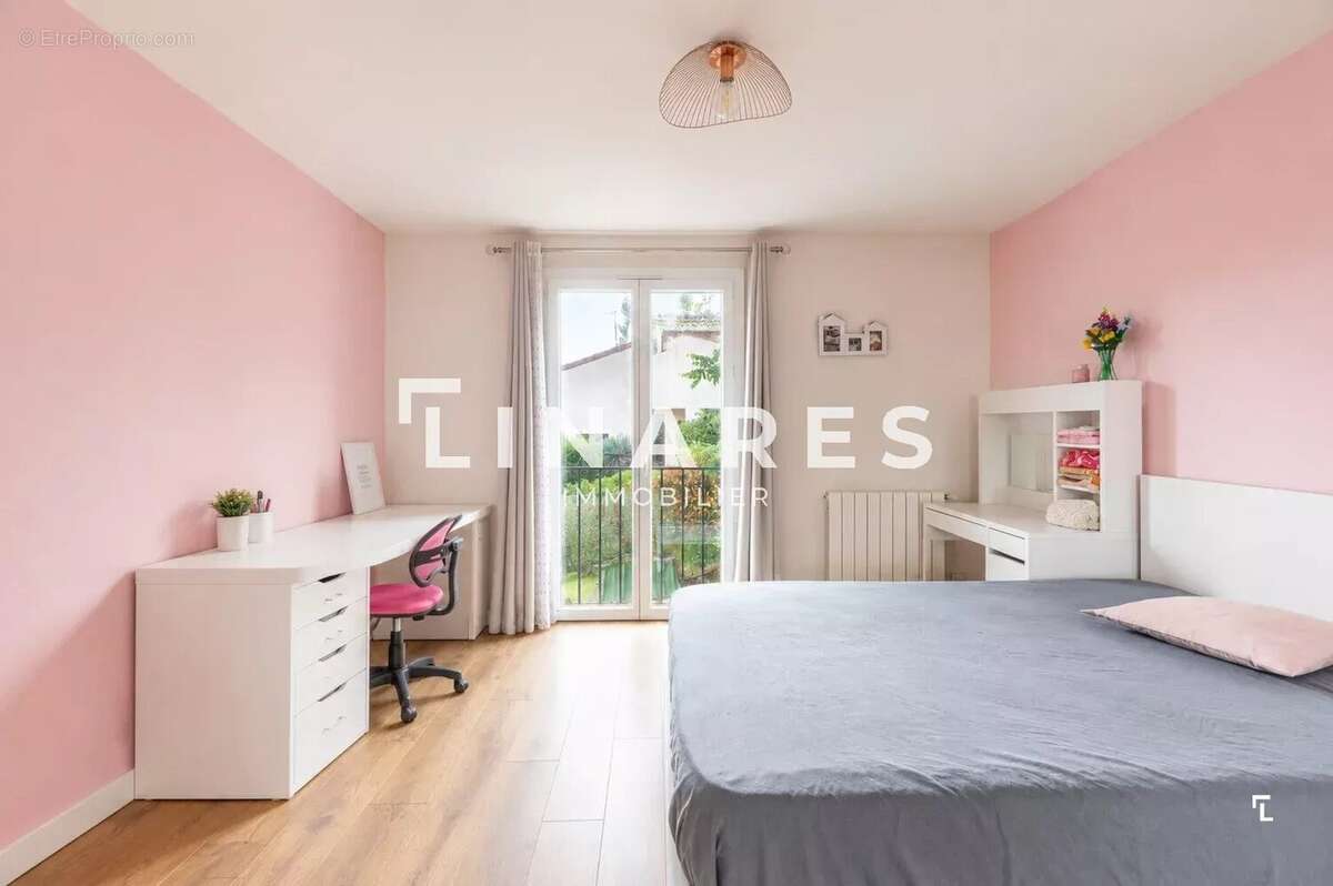 LE MAS DES COLLINES - Maison 242m2 (160 m² + 1800€/mois revenus locatifs 2 T2 indépendants ) - Piscine -Terrasses - Garage - 134 - photo 17