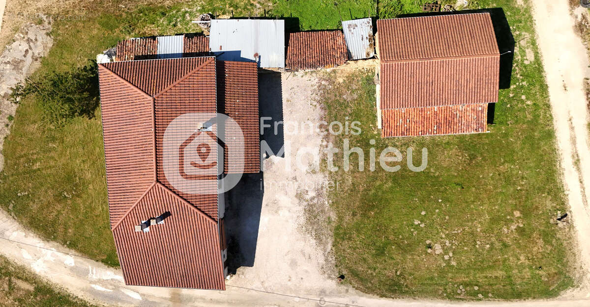 Châtillon-sur-Chalaronne - Maison avec dépendances à rénover sur 1 379 m2 de terrain - photo 4