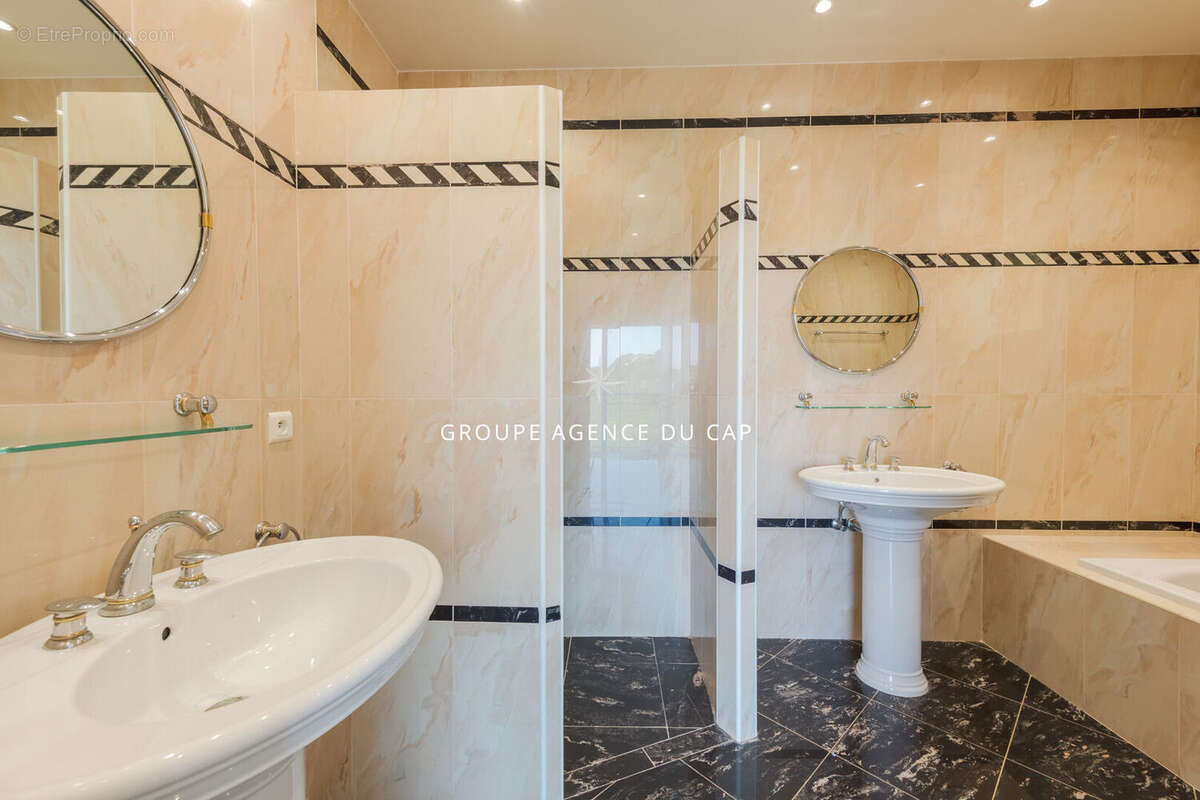 Vue degagee tres belle villa lumineuse de 7 pieces 5 chambres piscine deux garages proche golfs - photo 11