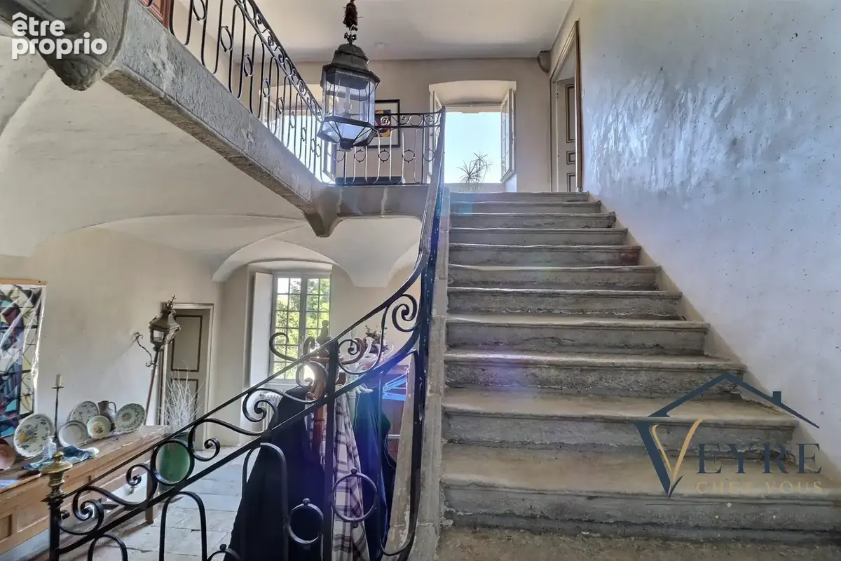 Maison 470 m² à Busseol  - photo 8