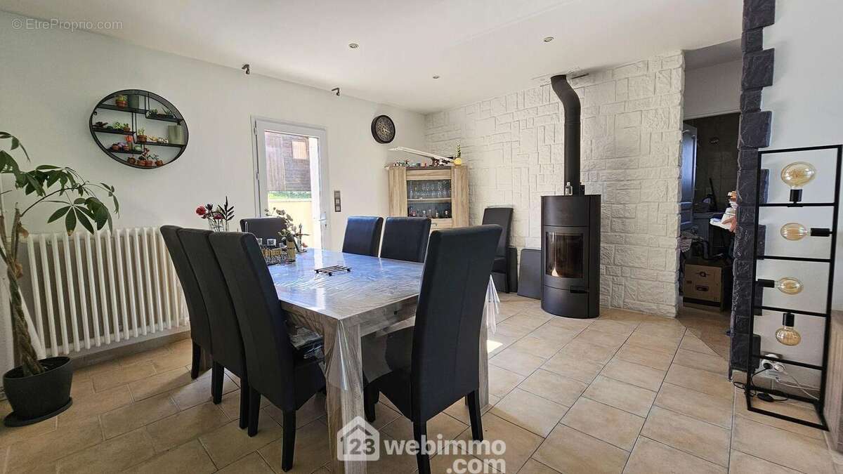 Avec son poêle à bois. - Maison à MILLY-LA-FORET