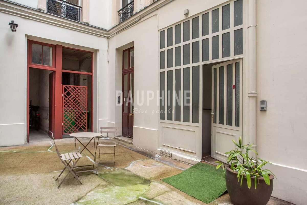 Commerce à PARIS-6E