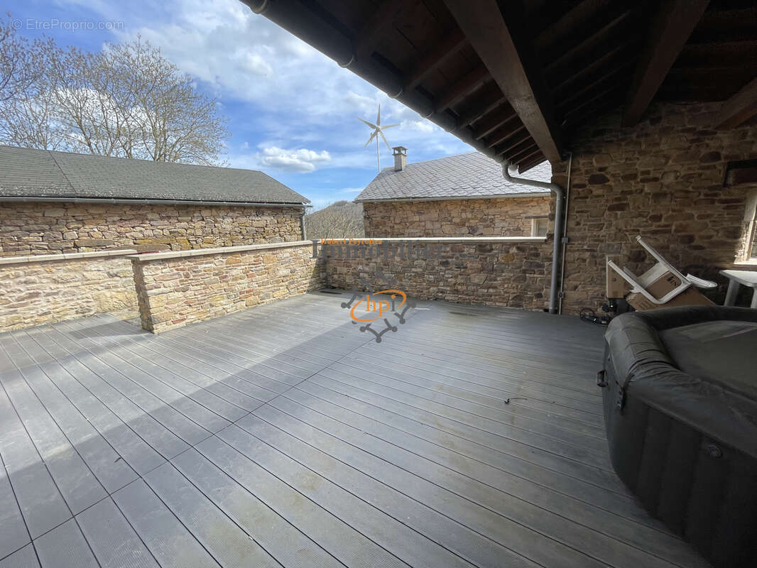 Propriété de caractère avec deux maisons d'habitations, une maison à rénover, dépendances et terrain de 7123 m - photo 5
