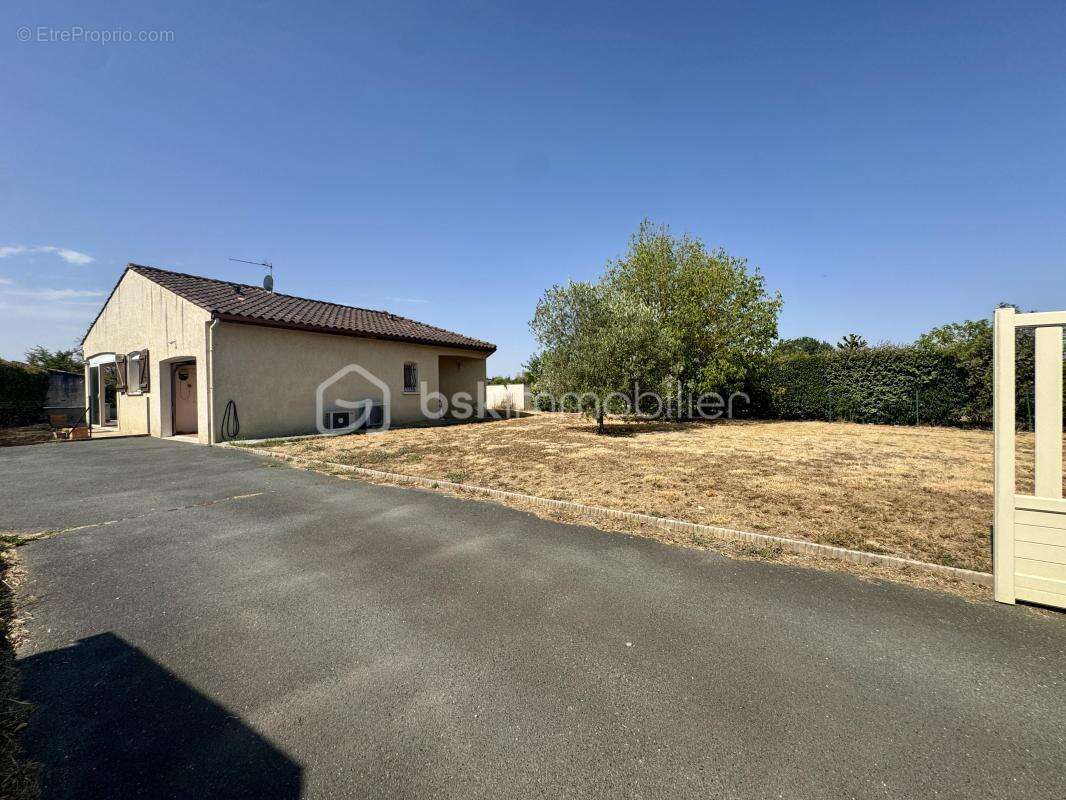 Plain-pied 3 chambres avec garage, piscine et grand terrain - photo 2