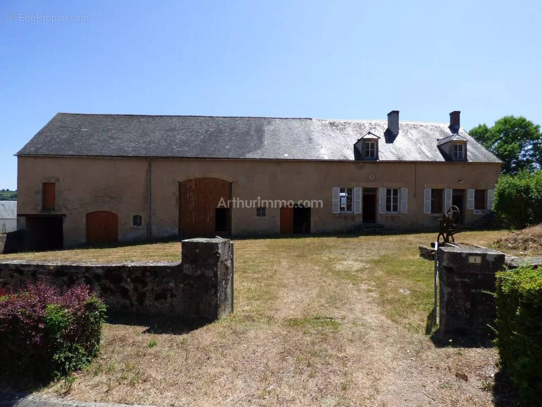 Maison à QUARRE-LES-TOMBES