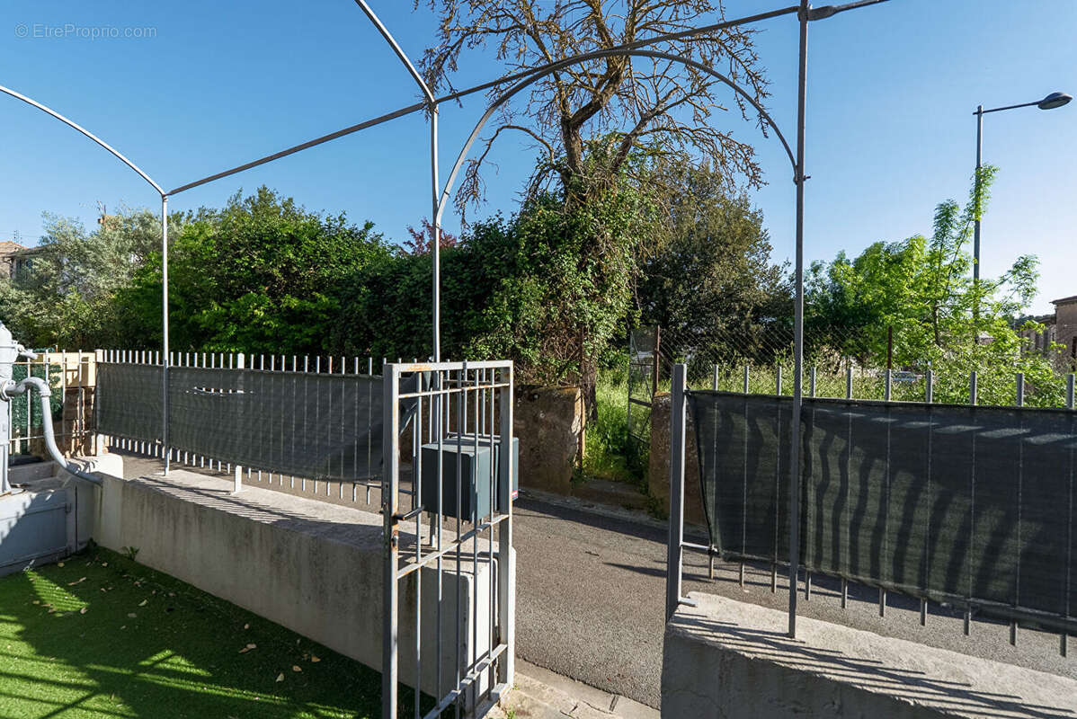 CARCASSONNE - VILLEGAILHENC  Villa T5  148m²  (113m² Hab.) avec garage et grand jardin arboré - photo 3