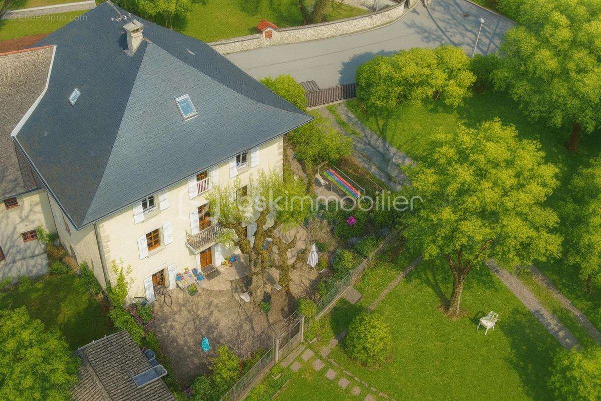 Maison à CHALLES-LES-EAUX