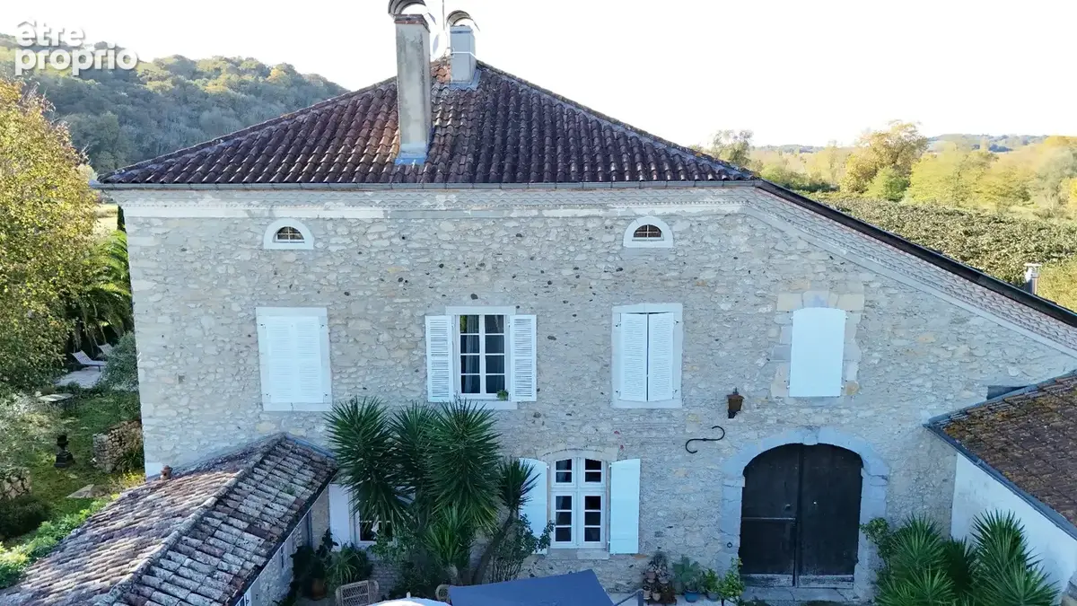 Maison de maitre de type t8 de 375 m2 dont une maison d'invite + 3 dependances - photo 2