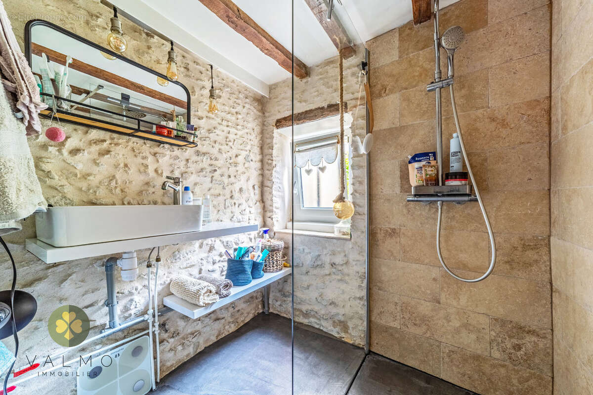 Maison de caractère en pierre   Charme, authenticité et dépendances - photo 8