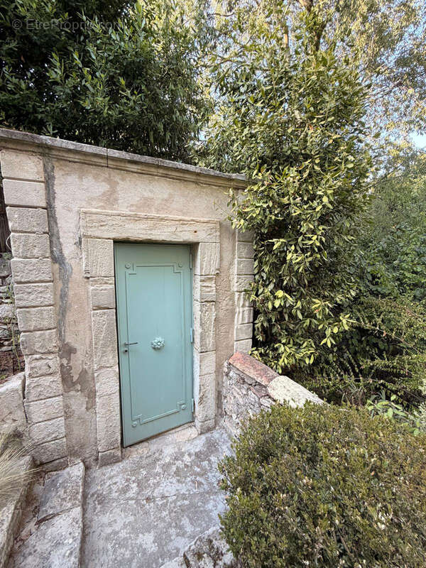 NIMES TOUR MAGNE Splendide maison 7 pièces de 205 m2 avec piscine et garage, sur 1500 m2 de terrain - photo 8