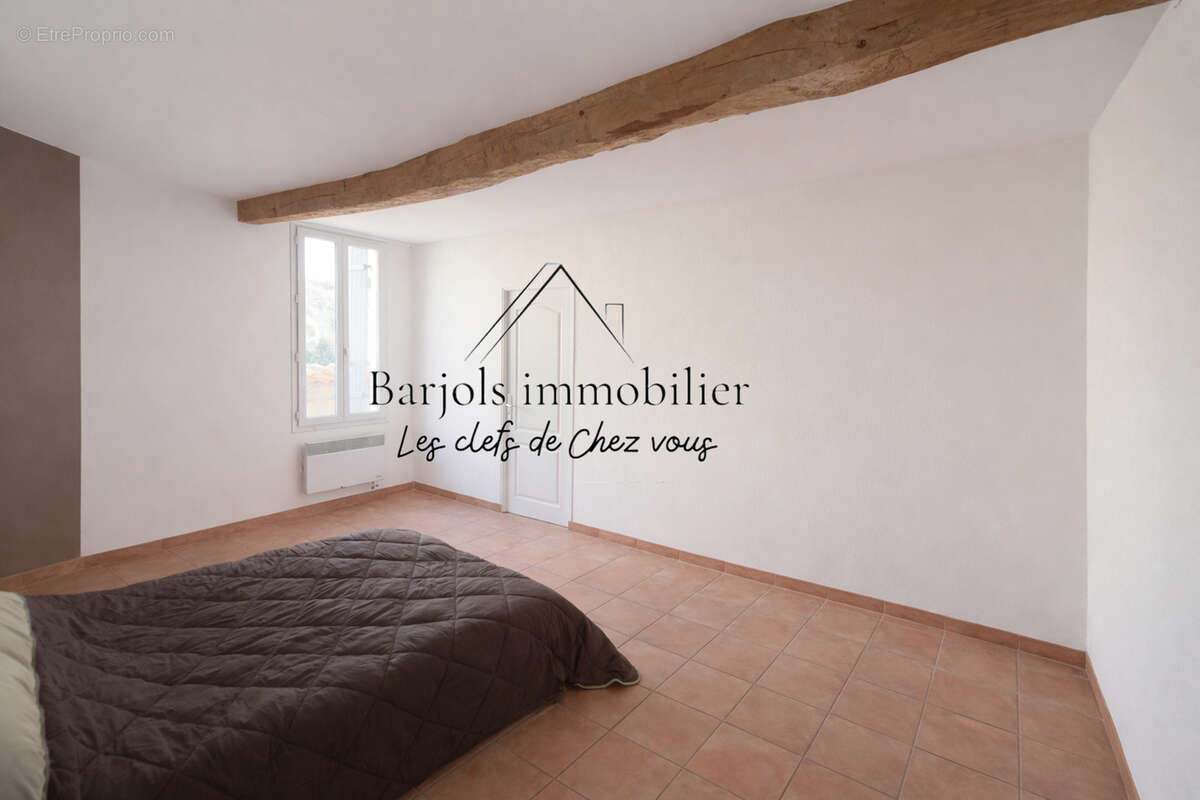 Appartement à VARAGES