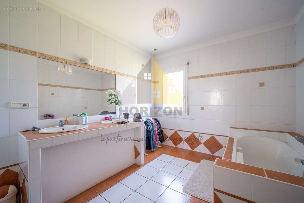 Maison à COMMENAILLES