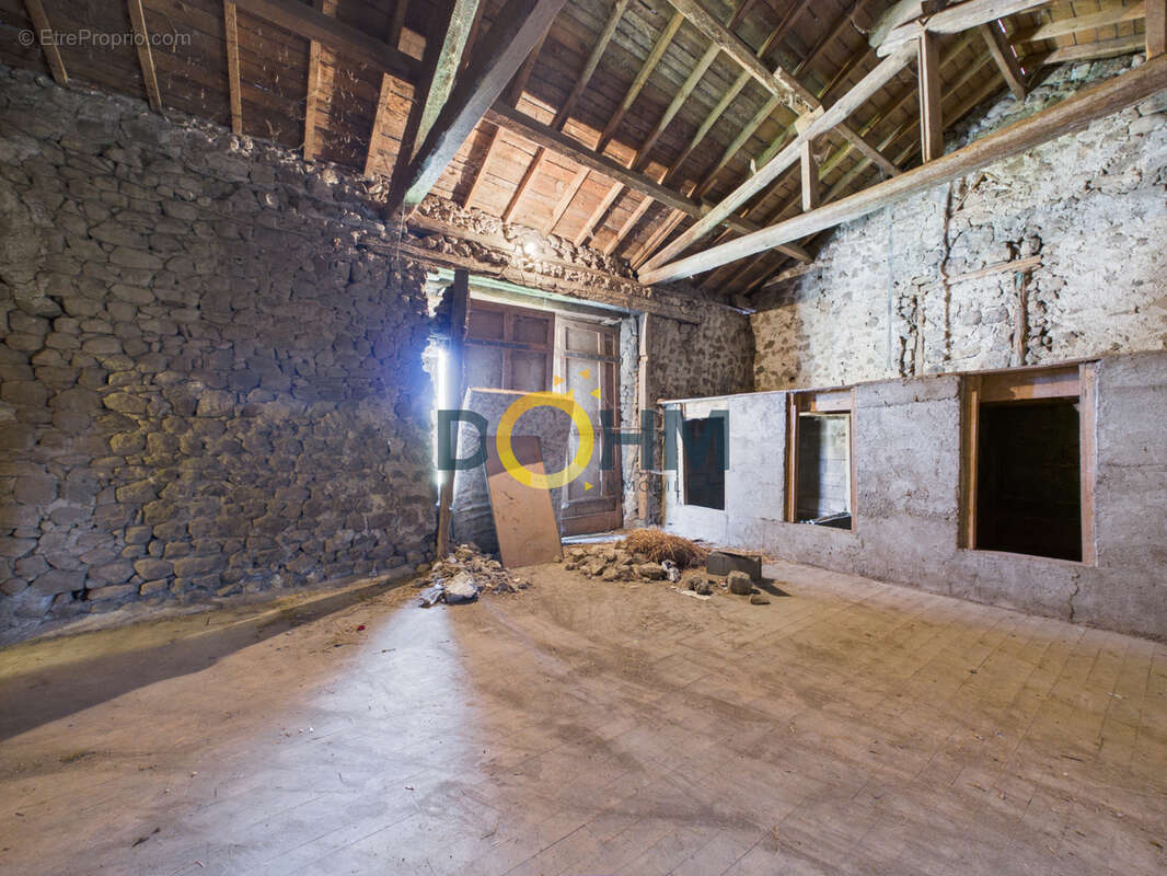 Ancienne ferme en pierre à rénover, située dans un village calme à moins de 5 minutes du centre de Craponne - photo 7