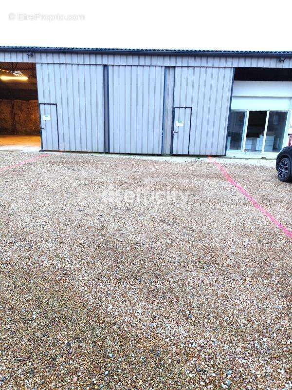 Commerce à TREMBLAY-LES-VILLAGES