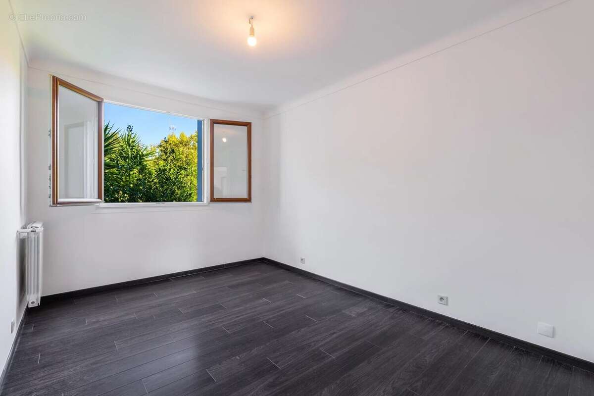 Appartement à SAINT-LAURENT-DU-VAR