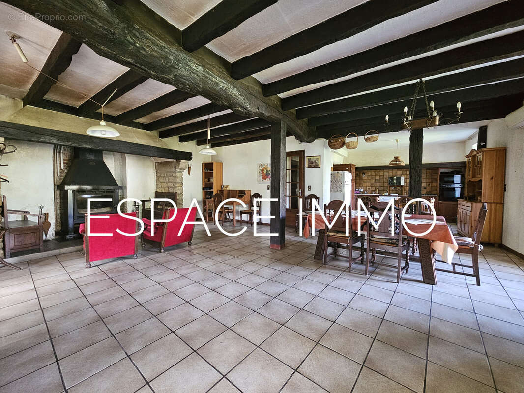 Maison à LIVINHAC-LE-HAUT