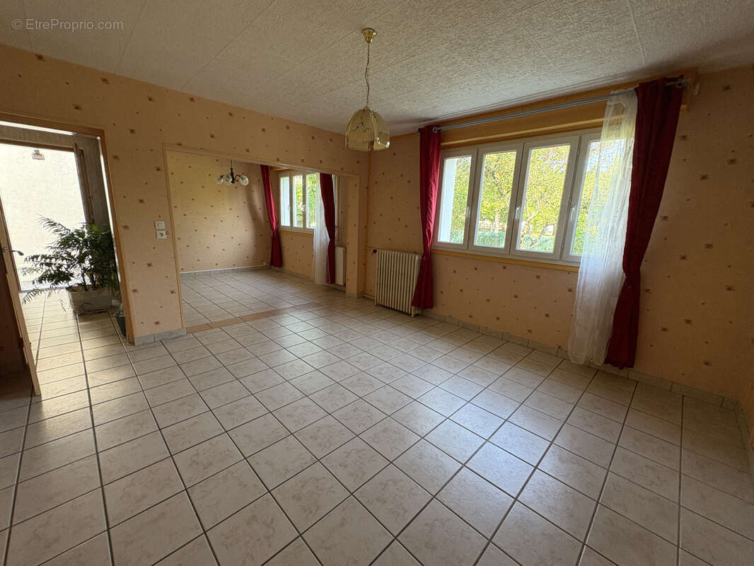 Maison à LA CHAPELLE-SAINT-LUC