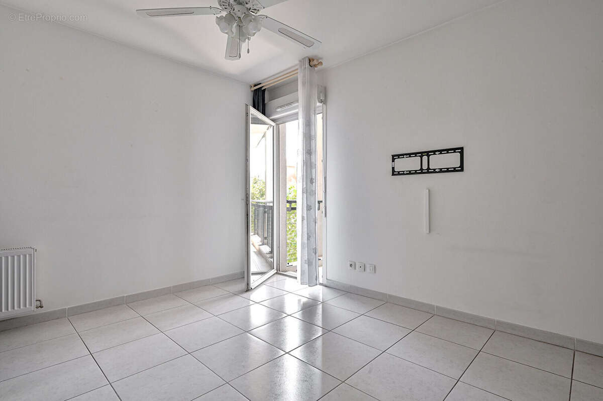 Appartement T2 de 43m2 avec une terrasse de 10m2 et 1 parking en sous-sol à Marseille - photo 8