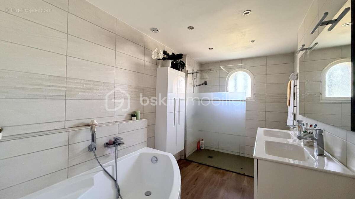 Maison plain pied quatres faces avec terrain et garage - photo 10