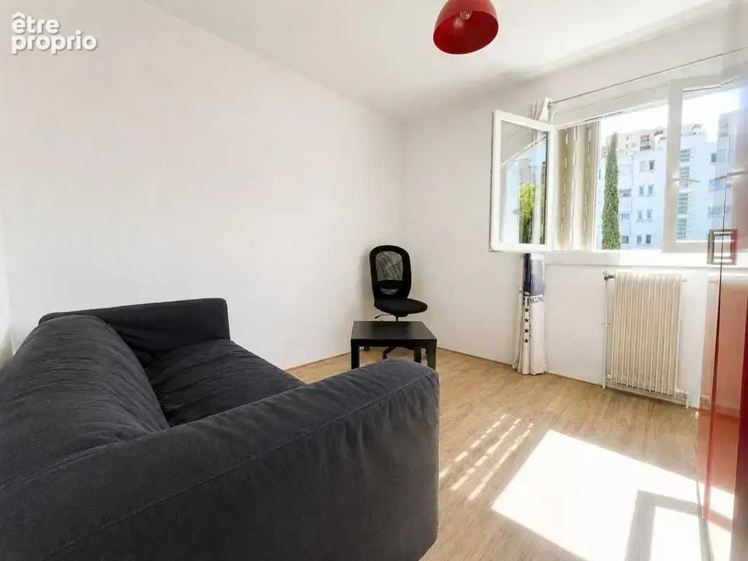 Appartement 6 pièces - Dernier étage - 4 Chambres - Bureau - Terrasse - Parking privé - Cave - Tram Ligne 4 - photo 8