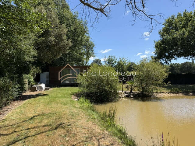 Plan d'eau avec chalet sur un terrain d'environ 5290 m2 - photo 2