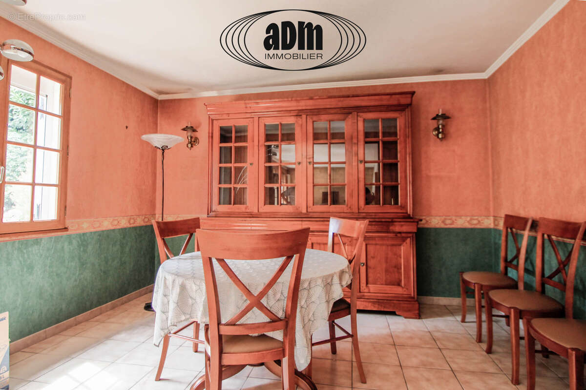 Maison familiale avec terrasse couverte et cheminée - photo 4