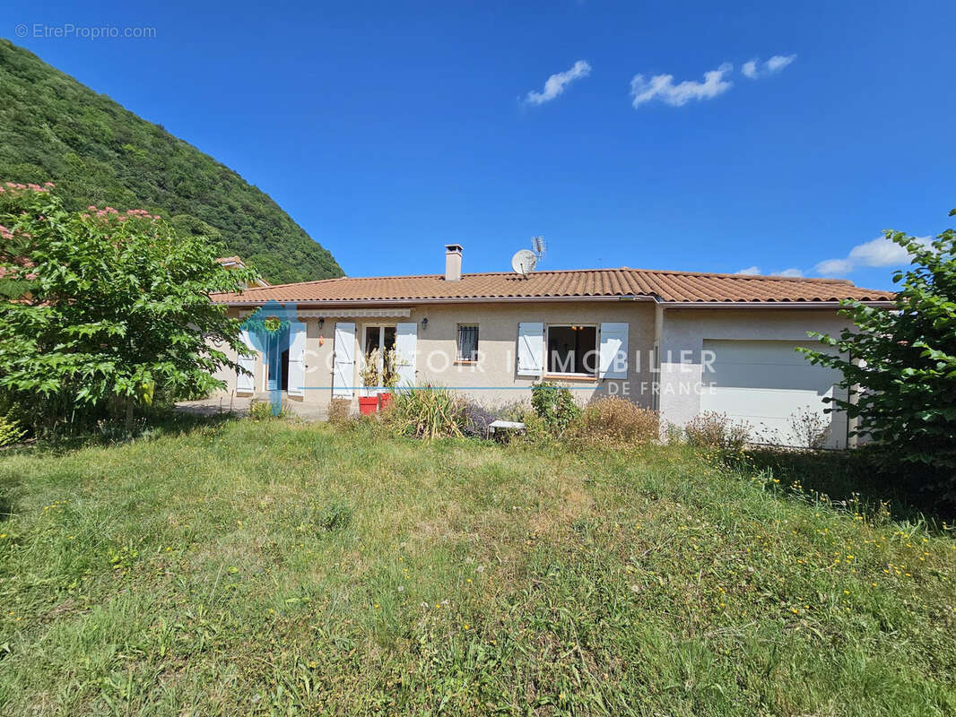 Maison plain pied T4 de 117 m2 avec 2 garages sur parcelle de 682 m2 - photo 2