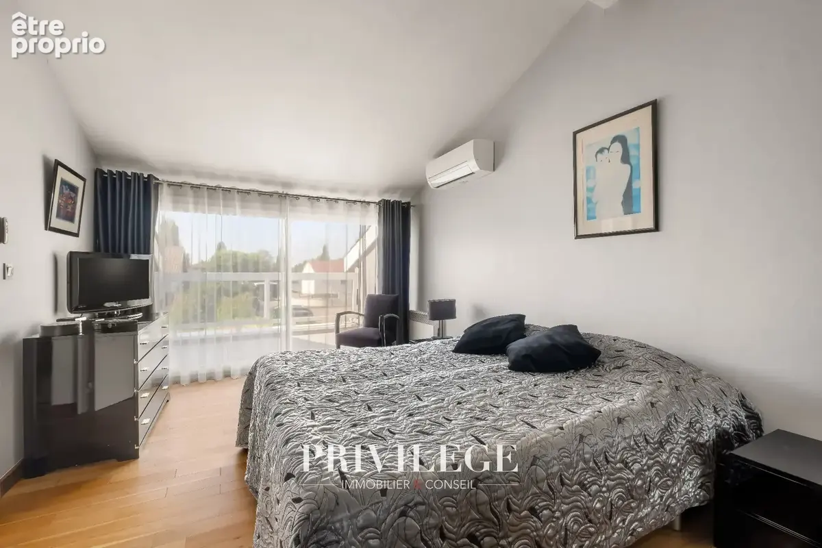Chassieu   Maison familiale de 145 m2 avec jardin de 709 m2 à proximité du centre - photo 12