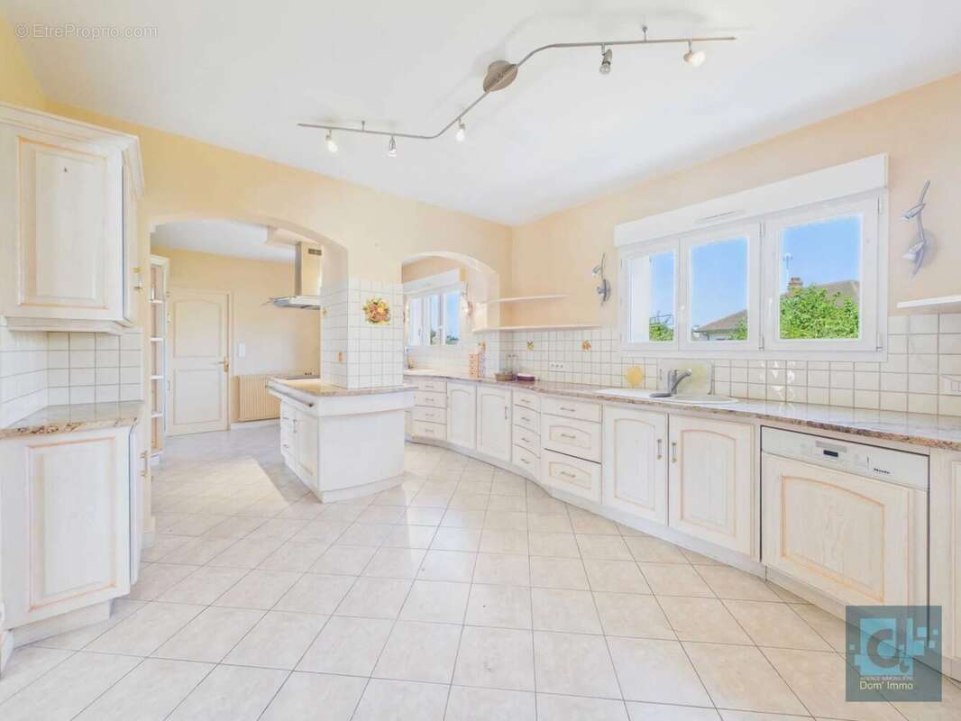 En exclusivité, élégance et caractère pour cette maison familiale - photo 10